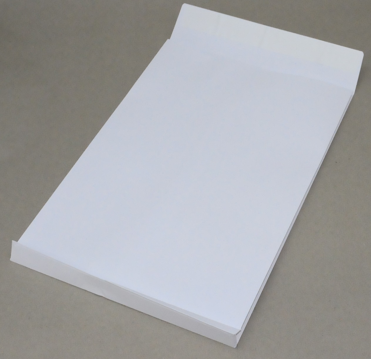 MAILmedia Versandtaschen 2cm-Falte C4 mit Fenster weiß 100 Stück 